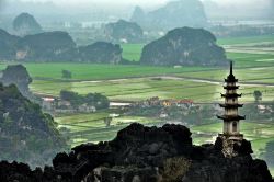 Fotografia della vista da Hang Mua, Ninh Binh: l'altare è dedicato a Quan Am e si trova sulla cima dell'altura da dove è possibile ammirare il panorama sottostante costellato ...