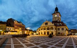 Piazza Sfatului di notte, Brasov - La bella decorazione geometrica che caratterizza la pavimentazione di Piazza del Consiglio diventa ancora più suggestiva di sera, al calar del sole, ...