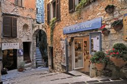 Scorcio panoramico del centro di Tourrettes sur Loup, Francia - Il perfetto connubio fra la pietra utilizzata per costruire dimore e palazzi storici e il legno, utilizzato come il ferro battutto ...