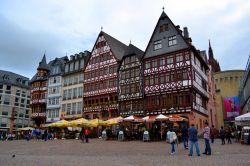 Francoforte, la piazza Romerberg che durante ...