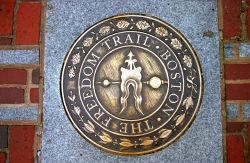 Il simbolo del Freedom Trail di Boston, itinerario turistico di 4 km che si snoda per le vie della città, segnalato da una doppia fila di mattoni rossi, collegando i 16 siti storici coloniali ...