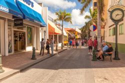 Front Street a Philipsburg, sull'isola caraibica di Saint Martin - © Ruth Peterkin / Shutterstock.com 