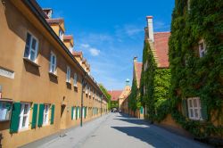 Fuggerei, il quartiere di Augusta l'Augsburg della Baviera - © inkwelldodo/ Shutterstock.com