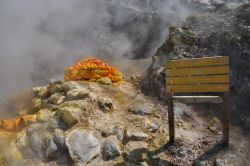 Fumarola principale nella Solfatara di Pozzuoli. I gas escono alla temperatura di 160 °C