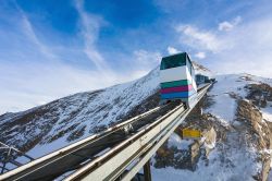 la nuova funicolare del Kitzsteinhorn a Kaprun (Austria). La versione precedente venne distrutta da un terribile incendio l'11 novembre del 2000 - © Pixachi / Shutterstock.com