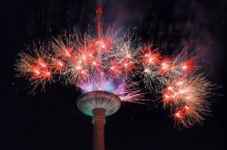 Fuochi artificiali dalla Torre della Televisione: ...