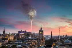 Fuochi d'artificio al Castello di Edimburgo al tramonto - © Shaiith / Shutterstock.com