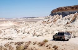 Fuoristrada nel canyon Yangikala in Turkmenistan - Foto di Giulio Badini / I Viaggi di Maurizio Levi