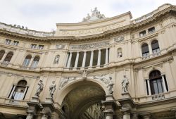 Galleria Umberto I, uno dei gioielli architettonici del centro di Napoli - © perspectivestock / Shutterstock.com