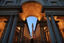 Galleria degli Uffizi a Firenze. Siamo di fronte ad uno dei musei più antichi e prestigiosi del mondo, che deve la sua ricchezza alle originarie collezioni d'arte della famiglia Medici, ...