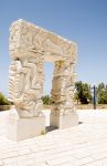 La Porta della Fede, a Giaffa (Israele, a pochi chilometri da Tel Aviv), è una scultura in pietra bianca calcarea a forma di dolmen, alta 4 metri e dal peso di 27 tonnellate. In bassorilievo ...