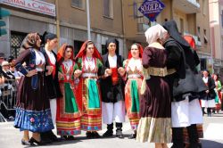 Manifestazione folkloristica a Gavoi (Sardegna): donne nei costumi tradizionali della regione - © Gianni Careddu - CC BY-SA 3.0 - Wikimedia Commons.
