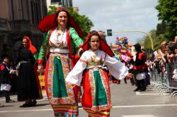 Costumi tradizionali a Gavoi, centro della Sardegna - © Gianni Careddu - CC BY-SA 3.0 - Wikimedia Commons.