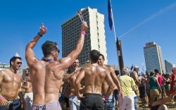 Tel Aviv, Israele: balli e festeggiamenti sulla spiaggia di Gordon durante il Gay Pride, che ogni anno si svolge nella prima metà di giugno per una settimana. Nel 2014 avrà luogo ...
