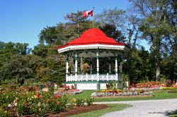 Halifax, Nuova Scozia, Canada orientale: un gazebo nel bel mezzo degli Halifax Public Gardens, tra aiuole fiorite e alberi secolari. I giardini pubblici cittadini sono un polmone verde ben curato, ...