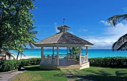 Gazebo orlato dal verde sul  lungomare di Bridgetown, a Barbados - © graham tomlin / Shutterstock.com