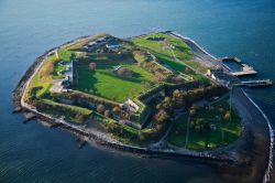 Georges Island è una delle isole di Boston Harbor (Massachusetts), situata a circa 11 km dalla città, sede dello storico Fort Warren, edificio militare a pianta pentagonale cominciato ...