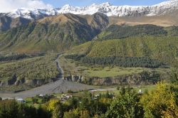 La valle del fiume Mulkhura nei pressi di Mestia, in Georgia: in viaggio tra le montagne dello Svaneti, le più belle del Caucaso