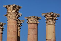 Archeologia a Gerasa, Giordania: particolare di alcune colonne con capitelli corinzi