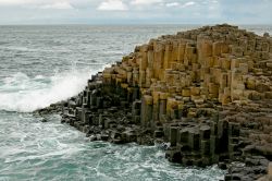 Giant Causeway il Selciato dei Giganti in Irlanda del Nord. Si tratta di un affioramento di basalti colonnari, che reano una specie di organo di pietra che si tuffa in mare. Un tempo le popolazioni ...