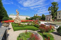 I giardini di Palazzo Mirabell, Salisburgo: in estate il parco si riempie di colori per le fioriture. E' un luogo utilizzato per i matrimoni. Schloss Mirabel venne costruito all'inizio ...
