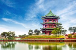 I giardini e il palazzo antico a Pechino, Cina - Una splendida immagine del palazzo antico di Pechino che si rispecchia con i suoi colori sgargianti sulle acque che lo circondano impreziosito ...