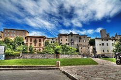 Dei giardini nel centro di Perugia, durante una magnifica giornata primaverile - © Mi.Ti. / Shutterstock.com