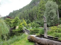 Giardino del Parkhotel sul lago Tristachersee a Lienz, in Austria
