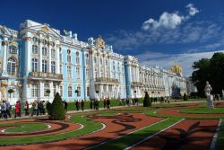 Carskoe Selo, o Tsarskoe Selo, è letteralmente il "villaggio dello zar", ovvero il complesso residenziale della famiglia imperiale russa che si nei pressi di San Pietroburgo. ...