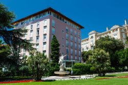 Tra i tanti alberghi di Opatija ci sono quelli con verdeggianti giardini, come questo abbellito da una statua - © anshar / Shutterstock.com