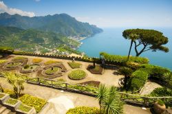 Il giardino e la terrazza panoramica di Villa Rufolo, il famose balcone della Costiera Amalfitana di Ravello - © Francesco R. Iacomino / Shutterstock.com