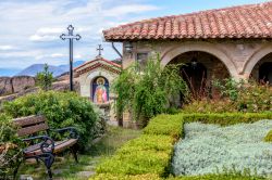 Il giardino del monastero Agios Stefano, Meteora - Fondato da un eremita di nome Ieremias attorno al 1191, questo monasetero di suore ortodosse possiede due chiese, di cui una catholicon costruita ...