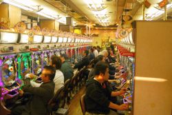 Giocatori di Pachinko a Tokyo. E' una delle attività (d'azzardo) più amate in assoluto dai giapponesi - © Attila JANDI / Shutterstock.com 