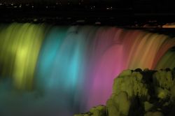 Giochi di luce a Niagara Falls: nella cittadina canadese le cascate vengono illuminate ogni sera con giochi di luce per aumentarne la spettacolarità. In inverno qui si tiene inoltre il ...