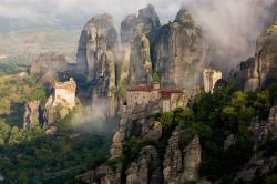 La nebbia sulle Meteore, Grecia - Anche con condizioni meteo meno favorevoli, il fascino del panorama offerto a chi ammira la maestosità di questo angolo di Grecia non diminuisce: la ...