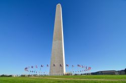 Giornata serena al Washington Monument, che si trova nella Capitale americana del District of Columbia - © Orhan Cam / Shutterstock.com