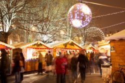 Gli stalli di legno del Mercatino di Natale di Lille, Francia.  Per quasi due mesi oltre 80 casette occupano la piazza principale di Lille: questa città ospita infatti uno dei mercatini ...