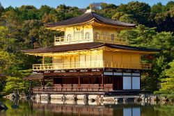 Golden Temple di Kyoto, Giappone - E' uno degli edifici più popolari e visitati di tutto il mondo, meta ogni anno di un gran numero di turisti. La scelta dell'oro come materiale ...