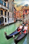 Gondole in un canale di Venezia. Le godole sono le imbarcazioni tipiche di venezia, e prima dell'avvento dei motori fuoribordo, il mezzo migliore per muoversi dentro Venezia. Le barche sono ...