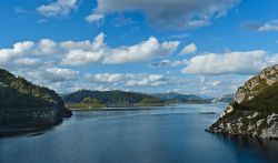 Gordon River Tasmania: il lago formato dalla ...