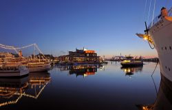 La Gothenburg Opera e la barca Viking nella baia ...