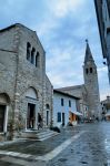 Una piazza a Grado, nel centro storico della città