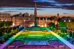 La Grand Place alla sera di ferragosto: ogni due anni, durante il culmine dell'estate, la piazza viene ricoperta da un tappeto di fiori begonie (Flower Carpet) che rendono la capitale Bruxelles ...