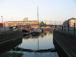 Grand Surrey Canal a Londra, Inghilterra. Venne inaugurato nel 1807 quando era fiancheggiato da vecchie segherie e fornaci.
