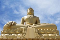 Un grande Buddha seduto a Nakhon Ratchasima, in Thailandia - © pomxpom / Shutterstock.com