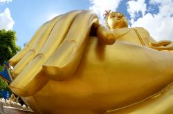 Particolare del Grande Buddha a Ubon Ratchathani, Thailandia - Estremamente piccole - come quella alta appena 7 cm che si trova all'interno del Wat Si Ubon Rattanaram - o di grandi dimensioni, ...