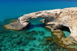 Grande arco di roccia sul mare a Ayia Napa a Cipro - © Pawel Kazmierczak / Shutterstock.com