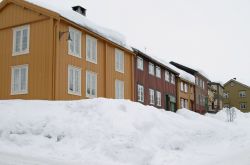 Grande nevicata a Roros: la neve quasi sigilla ...