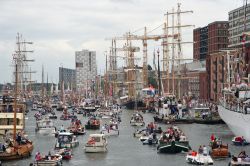 Grande parata di navi alla regata Sail Amsterdam, Paesi Bassi - Il porto di Amsterdam letteralmente invaso da navi e imbarcazioni durante la quattro giorni della parata marittima che riunisce ...