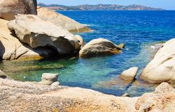 Rocce granitiche e mare cristallino a Palau, nel nord della Sardegna, accanto alla famosa Costa Smeralda. Il litorale è frastagliato, modellato dall'acqua e dal vento, e le scogliere ...